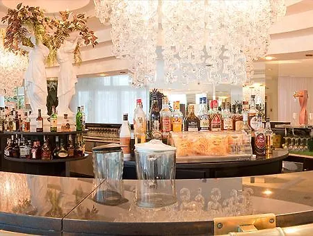 贝尔纳特二世酒店 4* 卡里拉